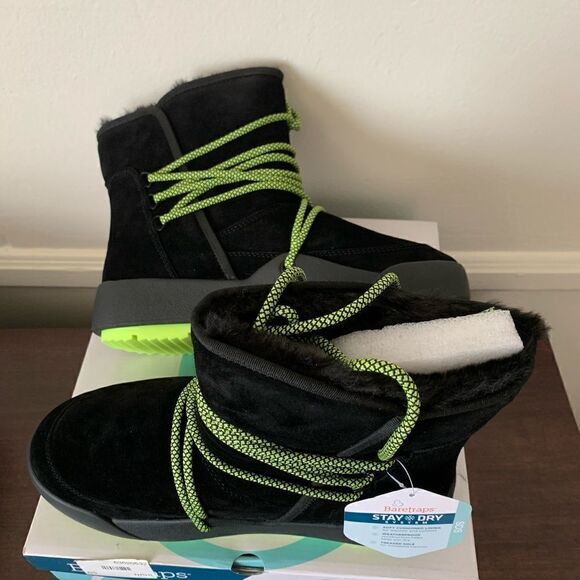 Baretraps dish water resistant  weatherproof,treaded soul, faux shearling bootie - Picture 2 of 12